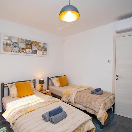 Rose With A Pool In * Медулин