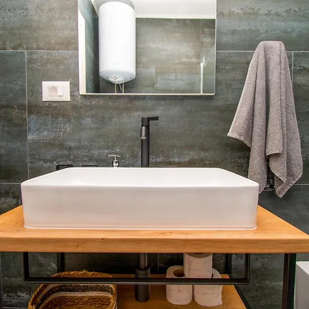 Rose With A Pool In Апартаменты Медулин