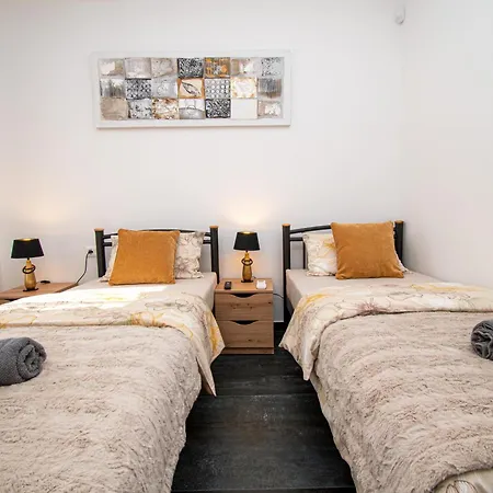 Rose With A Pool In Апартаменты