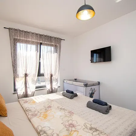 Rose With A Pool In * Медулин