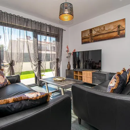 Rose With A Pool In Апартаменты Медулин