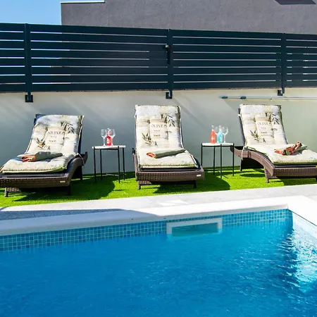 Rose With A Pool In Lejlighed *
