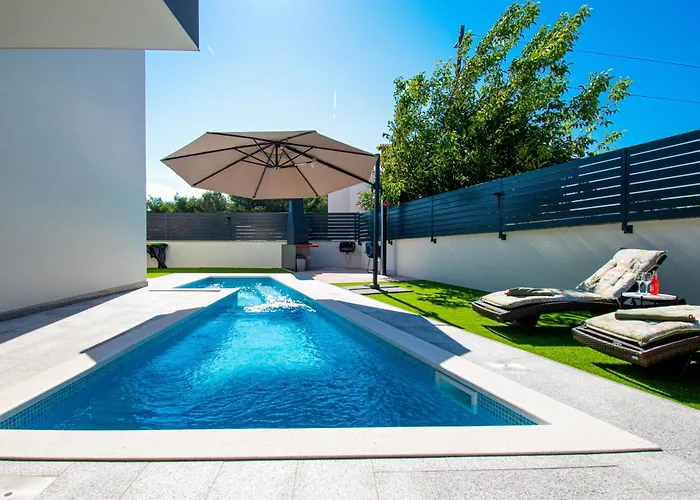 Lejlighed Rose With A Pool In *