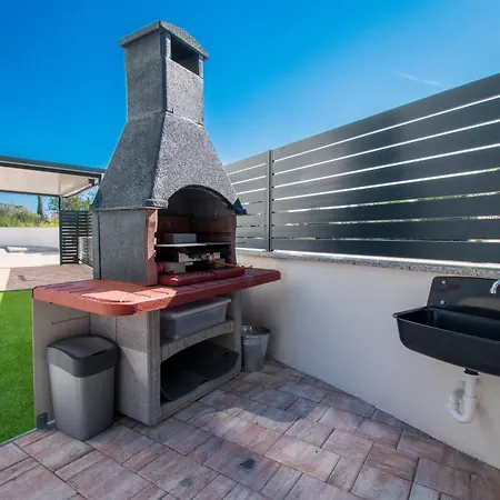 Rose With A Pool In Apartmán