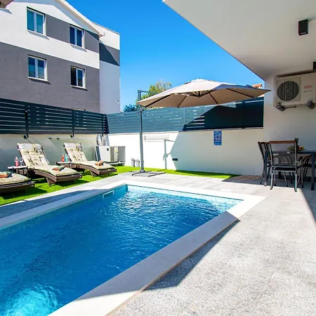 Apartment Rose With A Pool In
