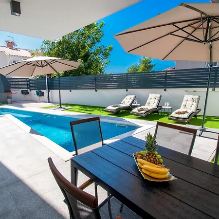 Rose With A Pool In Apartment *