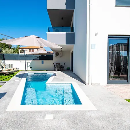 Rose With A Pool In Apartment *
