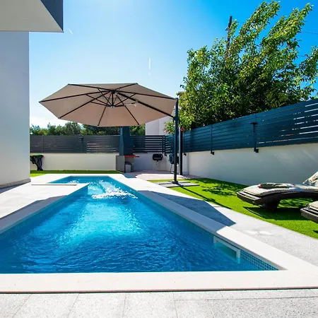 Apartmán Rose With A Pool In *