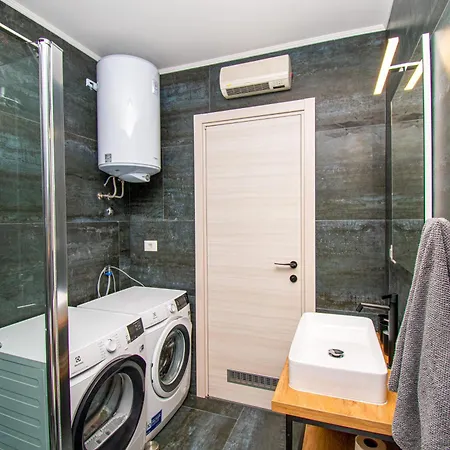 Apartment Rose With A Pool In Medulin
