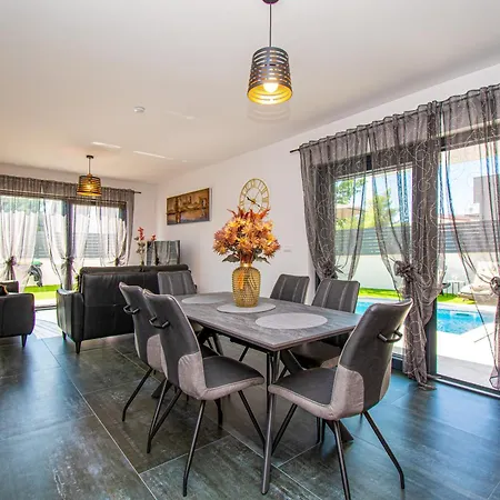 Apartmán Rose With A Pool In *