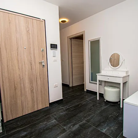 Apartment Rose With A Pool In