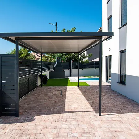 Rose With A Pool In Apartmán *