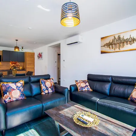 Apartmán Rose With A Pool In *