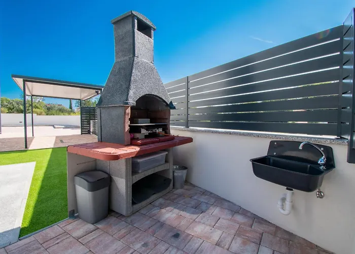 Rose With A Pool In Apartamento