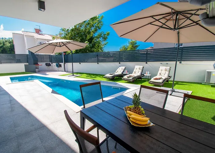 Rose With A Pool In Apartamento *