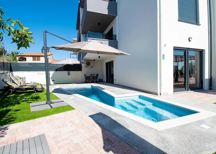 Rose With A Pool In Apartamento Medulin