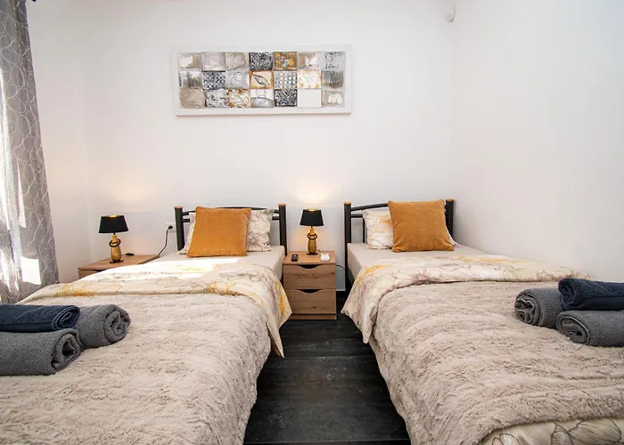 Rose With A Pool In Apartamento