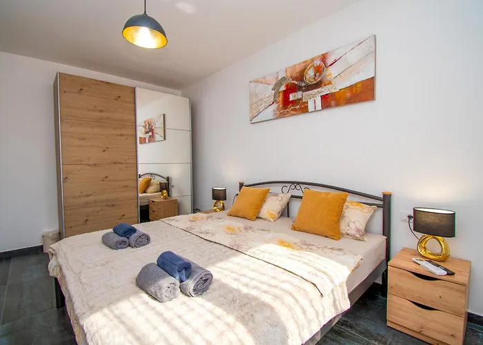 Rose With A Pool In Apartamento *