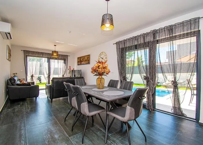 Apartamento Rose With A Pool In *