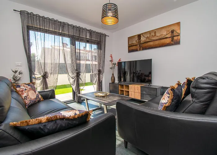 Rose With A Pool In Apartamento Medulin