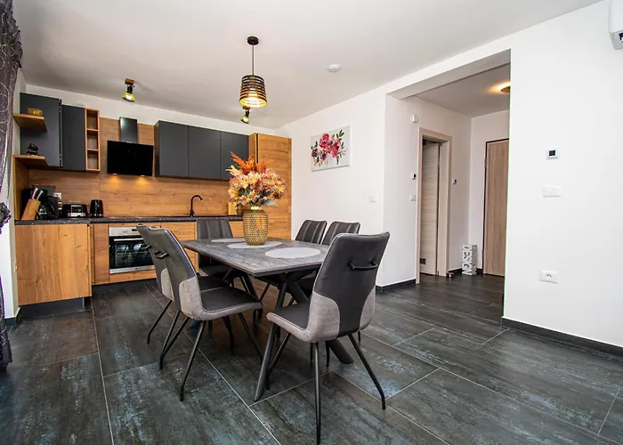 Rose With A Pool In Apartamento