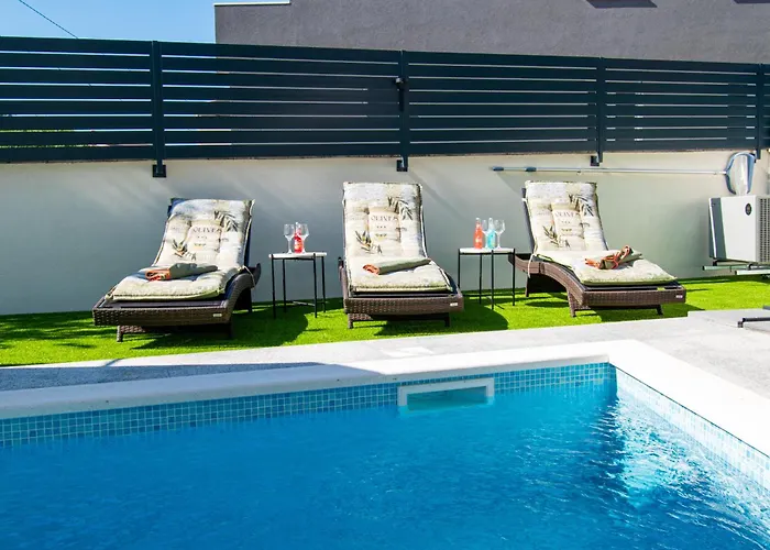 Rose With A Pool In Apartamento *