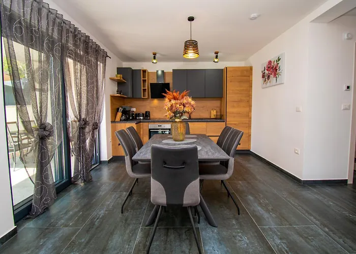 Apartamento Rose With A Pool In Medulin